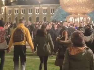 Масовно коло код споменика Стефану Немањи, без дистанце и маски