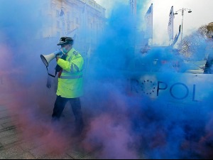 Димне бомбе на протесту полицајаца у Букурешту због лоших услова рада и смањених примања