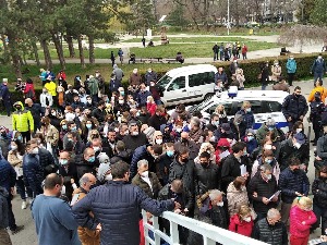 Грађани Северне Македоније похрлили на вакцинацију у Ниш и без пријаве, гужва испред “Чаира“