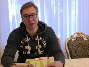 Вучић представио пакет помоћи за пензионере са витаминима и минералима