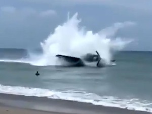 Торпедни бомбардер принудно слетео на плажу, људи гледали у чуду шта се дешава