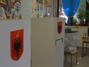 Броје се гласови у Албанији, полицајац избоден на бирачком месту