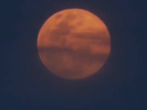 Огроман ружичасти Месец над престоницама Јужне Америке