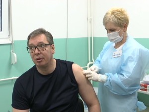 Вучић у Пуковцу код Дољевца примио другу дозу вакцине