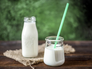  Добро јутро децо - Пијење млека 