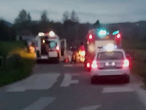 Возило ударило у далеководну бандеру у селу Доња Трепча