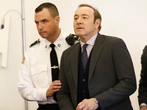 Мушкарац који је оптужио Кевина Спејсија за сексуални напад мора да открије свој идентитет