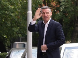 Кадри Весељи враћен у Хаг након посете болесном оцу