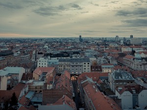 Јак ветар рушио стабла у Загребу, потопљене улице у Сарајеву