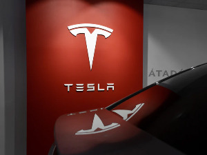 „Тесла“ повлачи са америчког тржишта 6.000 возила због лабавог завртња на кочницама