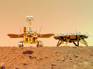 Кинески ровер Џуронг послао нове фотографије с Марса, међу њима  и селфи