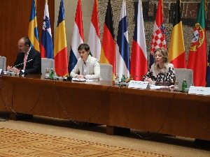 Брнабић и Јоксимовић са Фабрицијем и амбасадорима чланица ЕУ