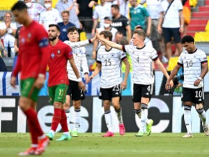 Атомски фудбал у "групи смрти" - Немци и Португалци разбили Португалце