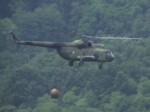 Војни хеликоптери превентивно поливају место пожара у Чачку