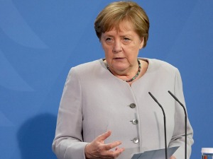 Меркелова позвала Уефу да се понаша одговорно са ЕП