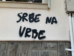 Графит "Србе на врбе" на згради почасног конзулата у Пловдиву