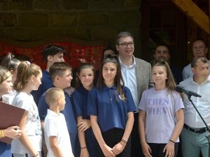 Вучић српској деци у региону: Учите ћирилицу, поштујте комшије