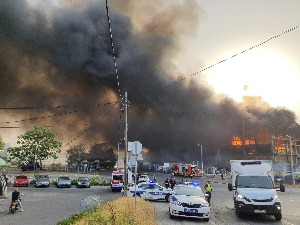 Локализован пожар у магацину у Луци Београд, у помоћ ватрогасцима стигао и брод са Дунава