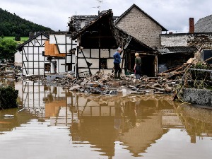 Поплаве у Немачкој – расте број страдалих, људи од водене стихије бежали на кровове