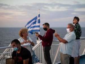 Грчка – рекордан број заражених у последња три месеца, полицијски час на Миконосу