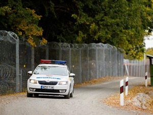 Мађарска полиција зауставила минибус са мигрантима, ухапшени држављани Србије и Аустрије