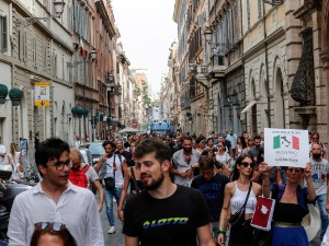 Италијани против "зелене пропуснице", хоће ли ова ковид мера поново "затворити" ресторане и биоскопе
