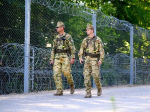 Мигранти покушали да савладају мађарску војну патролу на граници, користили гасни спреј