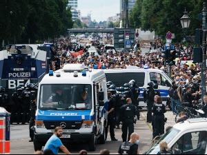 Протести због антиковид мера у Европи – запаљен центар за вакцинацију у Пољској, у Берлину више од 600 ухапшених