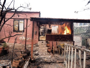 Бесне пожари на Евији, становништво бежи чамцима 