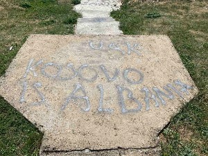 Графити "УЧК" и "Косово је Албанија" у родном селу кнеза Лазара