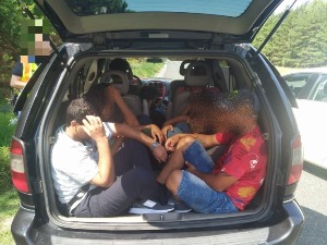 Мађарска, двојица држављана Србије приведена због кријумчарања миграната