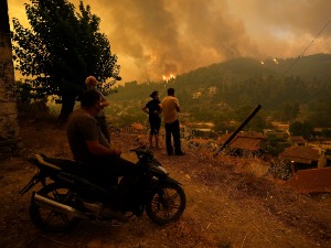 Борба са ватреном стихијом у Грчкој - између пламена и пепела (ФОТО)
