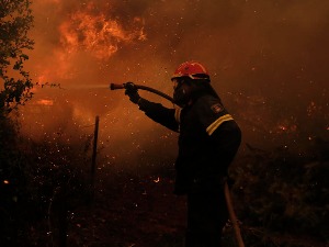 Пожари у Грчкој – на Евији као у хорор филму, ватром захваћене и куће, у гашењу помажу 22 земље