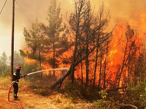 Српски ватрогасци стигли у помоћ грчким колегама, на Евију слетела и Хеликоптерска јединица (ФОТО)