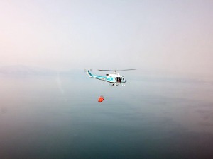 Хеликоптери МУП-а Србије на Евији изручили 35 тона воде