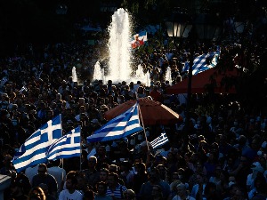 Атина, сузавац и водени топови на протесту против вакцинације