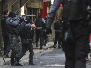 Филмска пљачка у Бразилу – напад на неколико банака, замке и таоци везани за кровове аутомобила