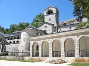 Повучене позивнице за устоличење митрополита Јоаникија