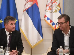 Вучић: Са Лајчаком о тешкој кризи на КиМ