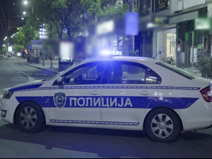Бежали од хапшења, ударили у полицијско возило и бандеру