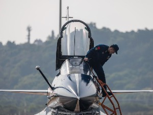 „Невидљиви“ Ј-20 и дронови на небу изнад Кине