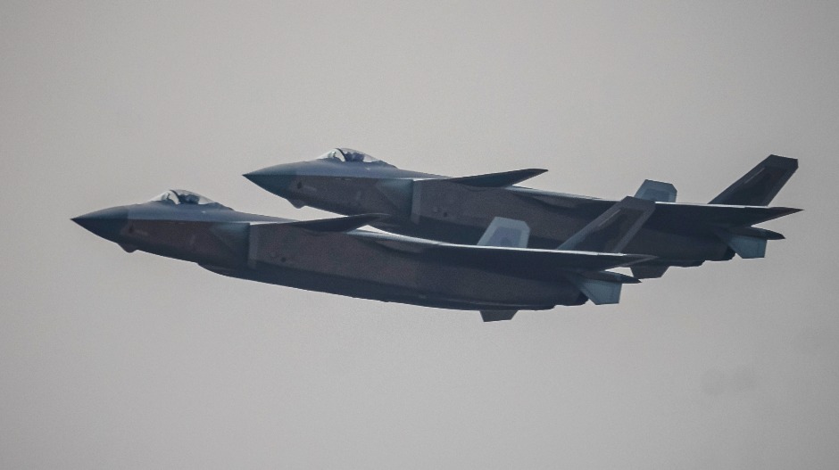 „Невидљиви“ Ј-20 и дронови на небу изнад Кине
