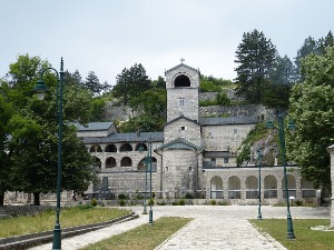 На Цетињу осванули плакати с порукама мржње према СПЦ