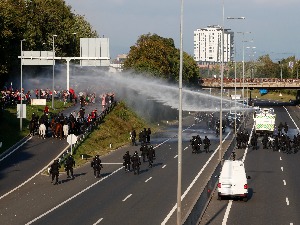 Противници ковид сертификата блокирали обилазницу у Љубљани, полиција користила водени топ