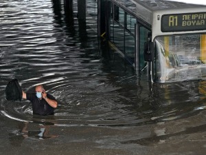 Атина под водом, на Крфу улице прeтвoрене у реке 