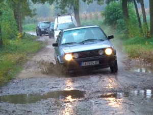 Off-road Мојсиње: Асфалтни пут гори од макадама, грађани се надају хитној реконструкцији