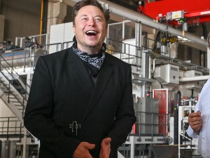 „Тесла“ вреди билион долара, Маск убедљиво најбогатији човек са 288,6 милијарди долара