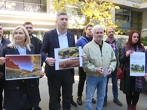 Протест Двери испред РТС-а због рекламе за "Рио Тинто"