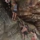 Индија, драматични снимак спасавања мајке и бебе са литица водопада