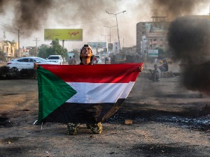 Судан на прекретници – уочи масовних протеста свргнути премијер тражи да се поништи војни пуч